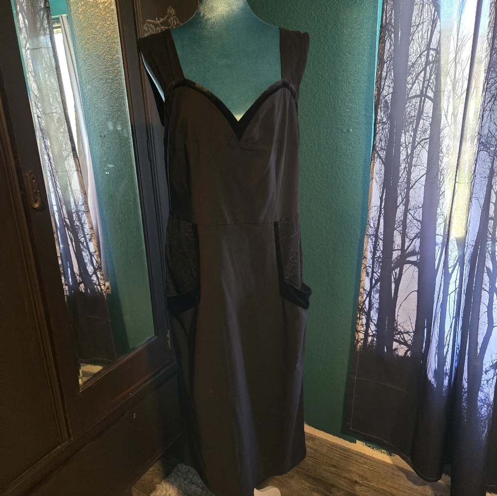 Sleeveless Black Midi Dress with Sweetheart Neckline